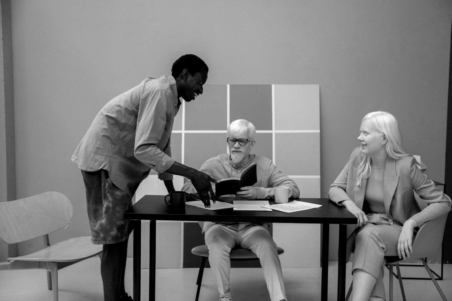 Equipo trabajando en documentación financiera estructurada