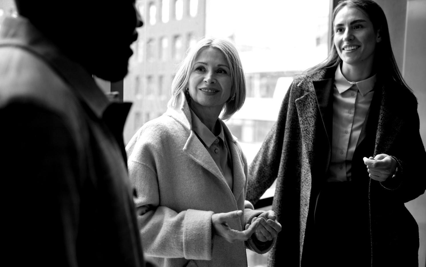 Emprendedores trabajando en análisis financiero para desarrollo de startup