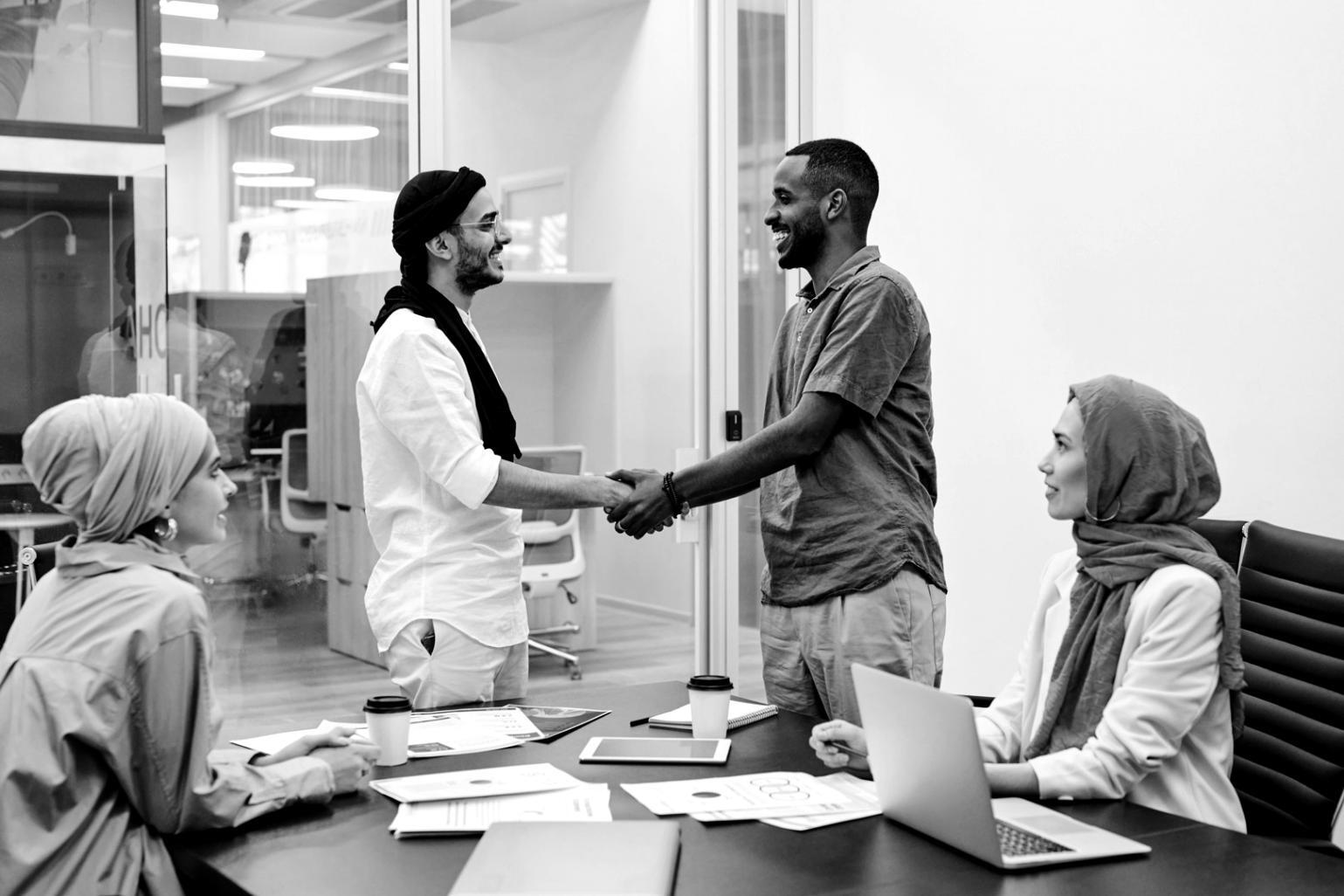 Equipo financiero trabajando en análisis de datos para startups en Elx